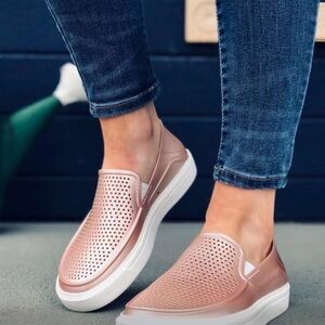✨ Brand New Crocs Classic Clog – Metallic Rose Gold / 3J (approx. EU 34,5) ✨